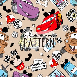 Puede incluir: Un patrón sin costuras con coches de dibujos animados, orejas de Mickey Mouse y otras imágenes con temática de Disney. El patrón está sobre un fondo marrón claro. Los coches son rojos, morados, amarillos y azules. Las orejas de Mickey Mouse son negras y rojas. Las otras imágenes con temática de Disney incluyen un pasaporte a Disneyland, un cartel de la Ruta 66 y un cartel de bienvenida al mundo mágico.