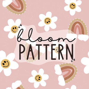 K&ouml;nnte beinhalten: Ein rosa Hintergrund mit einem sich wiederholenden Muster aus wei&szlig;en G&auml;nsebl&uuml;mchen mit Smiley-Gesichtern und braunen und beigefarbenen Regenb&ouml;gen. Der Text "bloom pattern" ist in schwarzer Kursivschrift und fetter Schrift geschrieben.