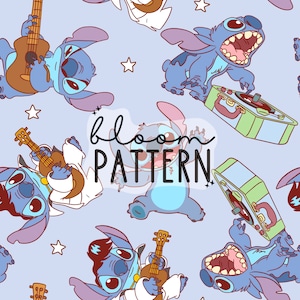 Könnte beinhalten: Ein nahtloses Muster mit blauen Stitch-Charakteren aus dem Disney-Film Lilo & Stitch. Die Charaktere spielen Musikinstrumente und halten Koffer. Der Hintergrund ist hellblau mit weißen Sternen.