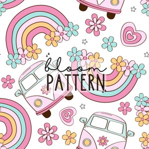 Puede incluir: Un patrón sin costuras con furgonetas retro rosas y azules, arcoíris, corazones y flores. El texto "bloom pattern" está en el centro del diseño.