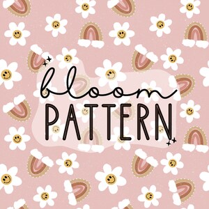K&ouml;nnte beinhalten: Ein nahtloses Muster mit wei&szlig;en G&auml;nsebl&uuml;mchen mit Smiley-Gesichtern und braunen Regenbogenb&ouml;gen auf einem hellrosa Hintergrund. Der Text "bloom pattern" ist in Schwarz in der Mitte des Designs geschrieben.