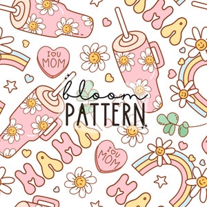 Può includere: Uno schema senza cuciture con margherite rosa e gialle, cuori, arcobaleni e le parole "Bloom Pattern" e "Mama". Ci sono anche tazze rosa e bianche con cannucce e le parole "I You Mom" su un cuore rosa.