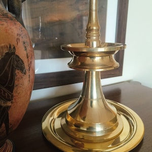 Lámpara tradicional de latón, lámpara Diya hecha por artesanos en bronce utilizando técnicas centenarias