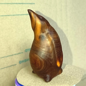 minimalistische Pinguinfigur aus exotischem Holz, umweltfreundliches Dekor, Holztier, Holzkunstdekor, Holzskulptur, handgemachte Holzkunst