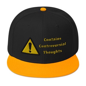 Puede incluir: Gorra de béisbol negra y amarilla de ala plana. La gorra tiene una visera y un botón amarillos, con una corona negra. Bordado en la parte delantera hay un letrero de advertencia amarillo con un signo de exclamación y las palabras "Contains Controversial Thoughts."