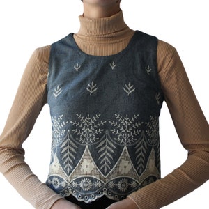 Vintage Sleeveless Blouse, Vintage Embroidered Blouse, Original 70s Blouse, Embroidery Winter in blue/white, size M