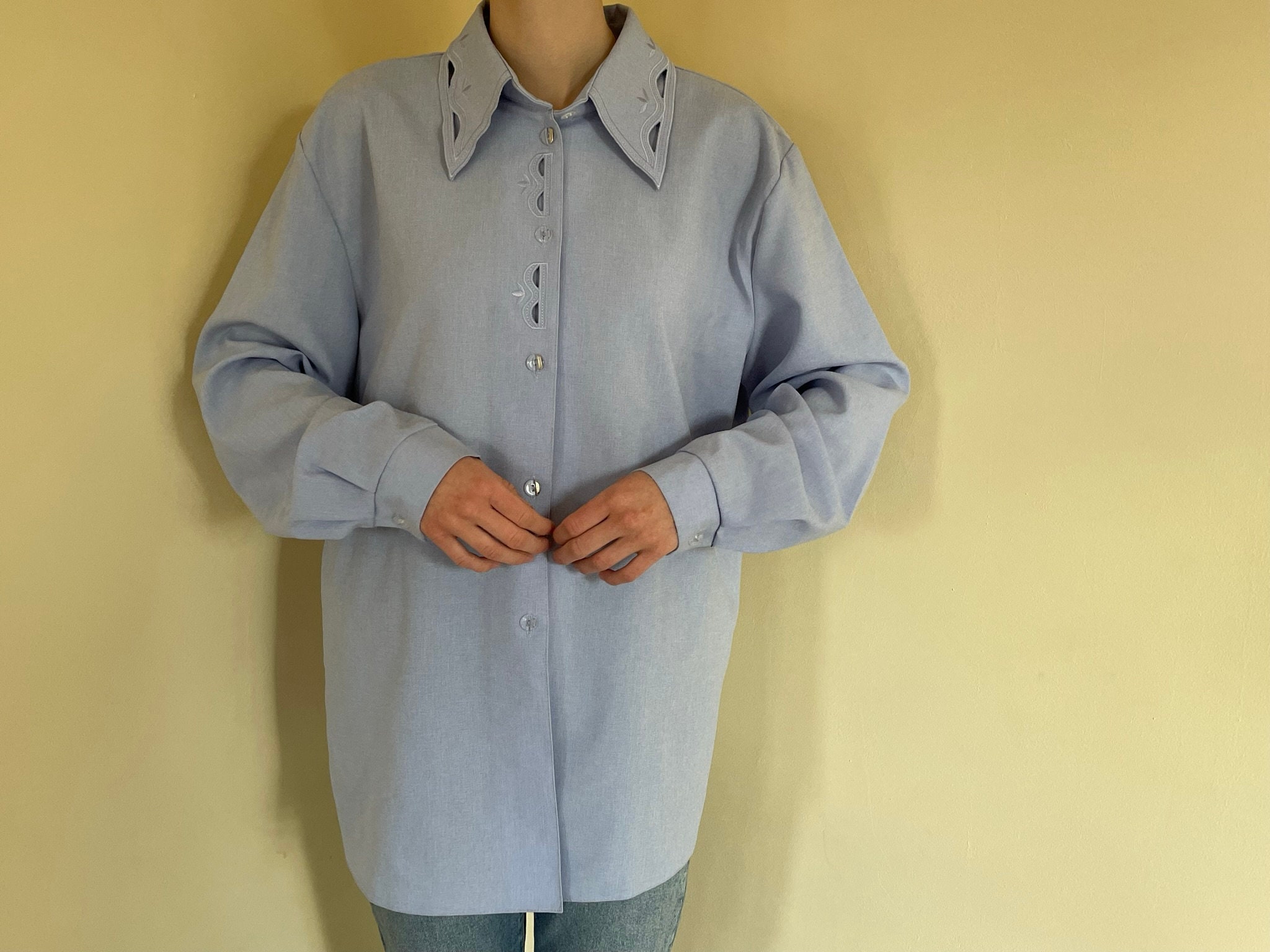EMBROIDERED WIDE COLLAR SHIRT