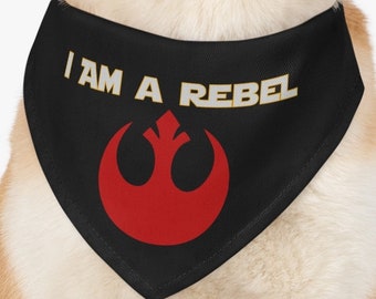 Può includere: Bandana nera per cani con un simbolo rosso dell'Alleanza Ribelle e il testo "I AM A REBEL" in giallo.