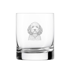 Peut inclure: Un verre à whisky en verre transparent avec un motif gravé d'un caniche blanc.