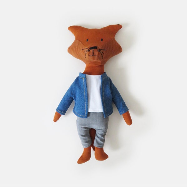 Doudou Renard - Goupil Peluche - Goupil le renard à la cool en pantalon en toile gris et veste en jean bleue