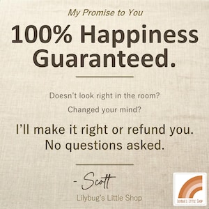 K&ouml;nnte beinhalten: Ein beigefarbenes Stoffschild mit dunkelbraunem Text: My Promise to You, 100% Happiness Guaranteed. Doesn't look right in the room? Changed your mind? I'll make it right or refund you. No questions asked. - Scott, Lilybug's Little Shop.