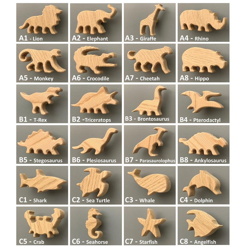 K&ouml;nnte beinhalten: Eine Sammlung von hellbraunen Holzfiguren in Form von Tieren und Dinosauriern, angeordnet in einem Raster. Jede Figur ist mit einem Code und Namen beschriftet, darunter L&ouml;we, Elefant, Giraffe, Nashorn, Affe, Krokodil, Gepard, Nilpferd, T-Rex, Triceratops, Brontosaurus, Pterodactylus, Stegosaurus, Plesiosaurus, Parasaurolophus, Ankylosaurus, Hai, Meeresschildkr&ouml;te, Wal, Delfin, Krabbe, Seepferdchen, Seestern und Kaiserfisch.