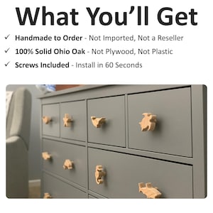 K&ouml;nnte beinhalten: Eine graue Kommode mit hellen Holzkn&ouml;pfen in Tier- und Sternform an den Schubladen. Der Text dar&uuml;ber lautet: What You'll Get, Handmade to Order - Not Imported, Not a Reseller, 100% Solid Ohio Oak - Not Plywood, Not Plastic, Screws Included - Install in 60 Seconds.