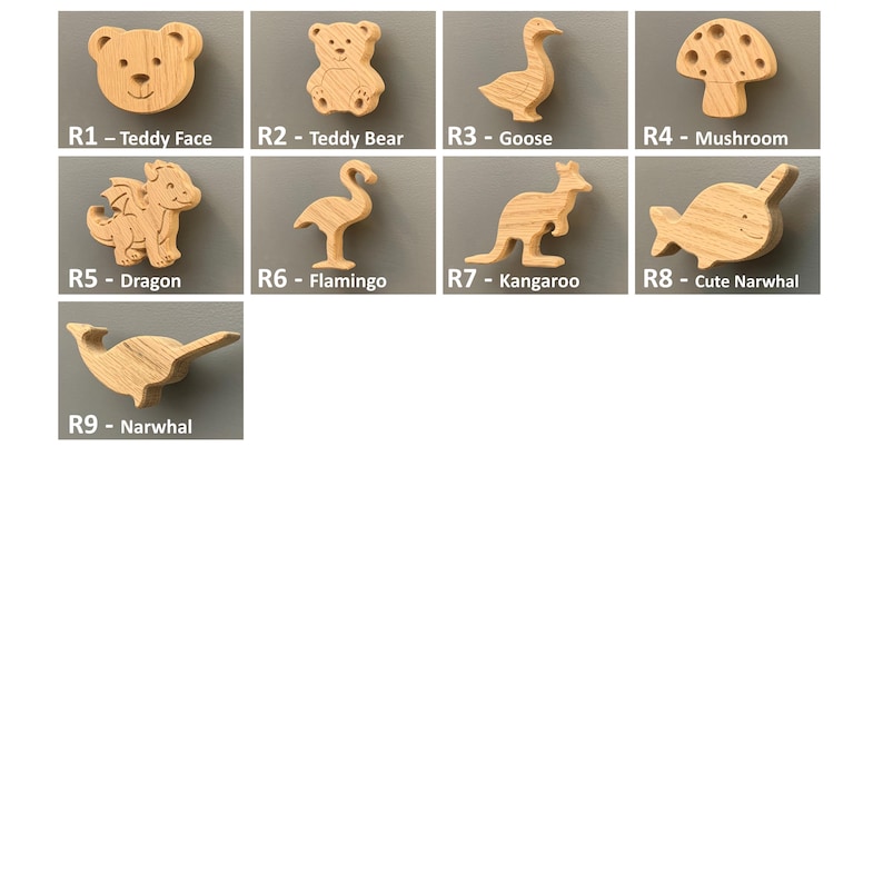 K&ouml;nnte beinhalten: Eine Sammlung von neun hellen Holzhaken in Form von Tieren und Naturmotiven, beschriftet von R1 bis R9. Die Designs umfassen ein B&auml;rengesicht, einen Teddyb&auml;ren, eine Gans, einen Pilz, einen Drachen, einen Flamingo, ein K&auml;nguru und zwei Narwale.