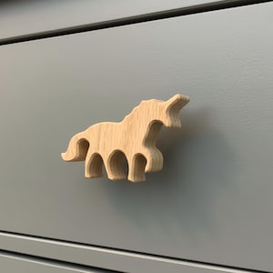 Boutons de commode licorne pour chambre d'enfant. Poignées de tiroir licorne pour chambre de bébé et d'enfant. Adorables poignées de chambre de conte de fées pour les filles et les nouvelles mamans.