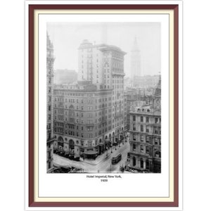 以下が含まれることがあります： 1903年に撮影されたニューヨーク市のホテルインペリアルを写した白黒写真。建物は高く、細長く、多くの窓があります。写真は、他の建物が背景に見える、通りのレベルからの視点で建物を示しています。