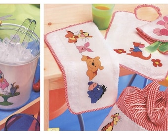 Puede incluir: Un juego de toallas de cocina bordadas con el tema de Winnie the Pooh. Las toallas presentan a Winnie the Pooh, Tigger, Piglet y Eeyore. Las toallas son blancas con bordes a cuadros rojos y blancos.