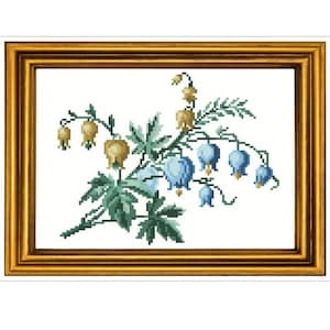 Puede incluir: Un bordado de punto de cruz enmarcado que representa un ramo de flores en forma de campana azules y amarillas con hojas verdes.