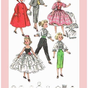 Puede incluir: Ilustración de moda vintage con varias figuras de muñecas con diferentes atuendos. Los atuendos incluyen un abrigo rojo, un traje a cuadros, un vestido a cuadros rosa, un vestido blanco y negro, pantalones negros y una falda verde. Se muestran patrones de ropa adicionales en la parte inferior.