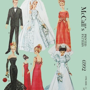 Könnte beinhalten: McCall's Druckmuster 6992 für eine 30 cm Puppe. Das Muster enthält sechs Outfits: ein weißes Brautkleid, ein rotes Ballkleid, ein schwarzes Abendkleid, ein rotes Abendkleid, ein weißes Brautkleid und einen Smoking für eine 30 cm Puppe.