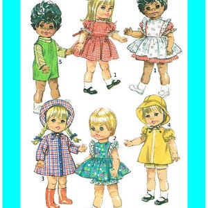 Op de afbeelding: Illustratie van zes vintage poppen in verschillende outfits. De poppen dragen jurken, rompers en regenkleding. De outfits zijn in verschillende kleuren, waaronder rood, blauw, geel en groen. De poppen hebben verschillende kapsels en huidtinten.