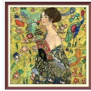 Puede incluir: Una impresión enmarcada de una pintura que representa a una mujer con cabello oscuro y una túnica estampada, sosteniendo un abanico. El fondo es amarillo con motivos florales y de aves, en un estilo decorativo.