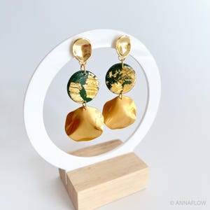 Dangle earrings - Green and gold earrings - Handmade jewelry France - Lightweight earrings - Unique jewelry