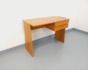 Vintage dubbelsidigt trapetsformat skrivbord i ek från 1960-talet