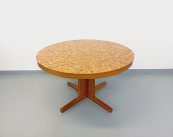 Mesa de comedor redonda vintage de los años 60 y 70 en mosaico de madera maciza de teca y nogal con extensiones del diseñador suizo Dieter Waeckerlin