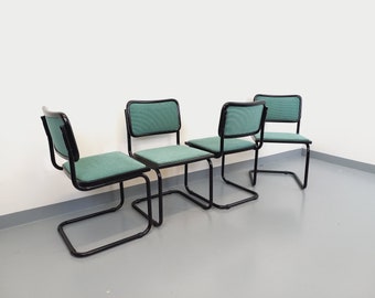 Suite de 4 chaises vintage Marcel Breuer Cesca B32 style Bauhaus en métal noir, bois noir et tissu velours côtelé vert d’eau