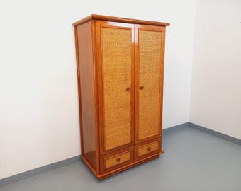 Guarda-roupa vintage Maugrion em rattan trançado e madeira para Roche-Bobois, da década de 1970.