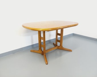 Vintage Scandinavian style oval dining table from the 60s and 70s in solid oak with extension