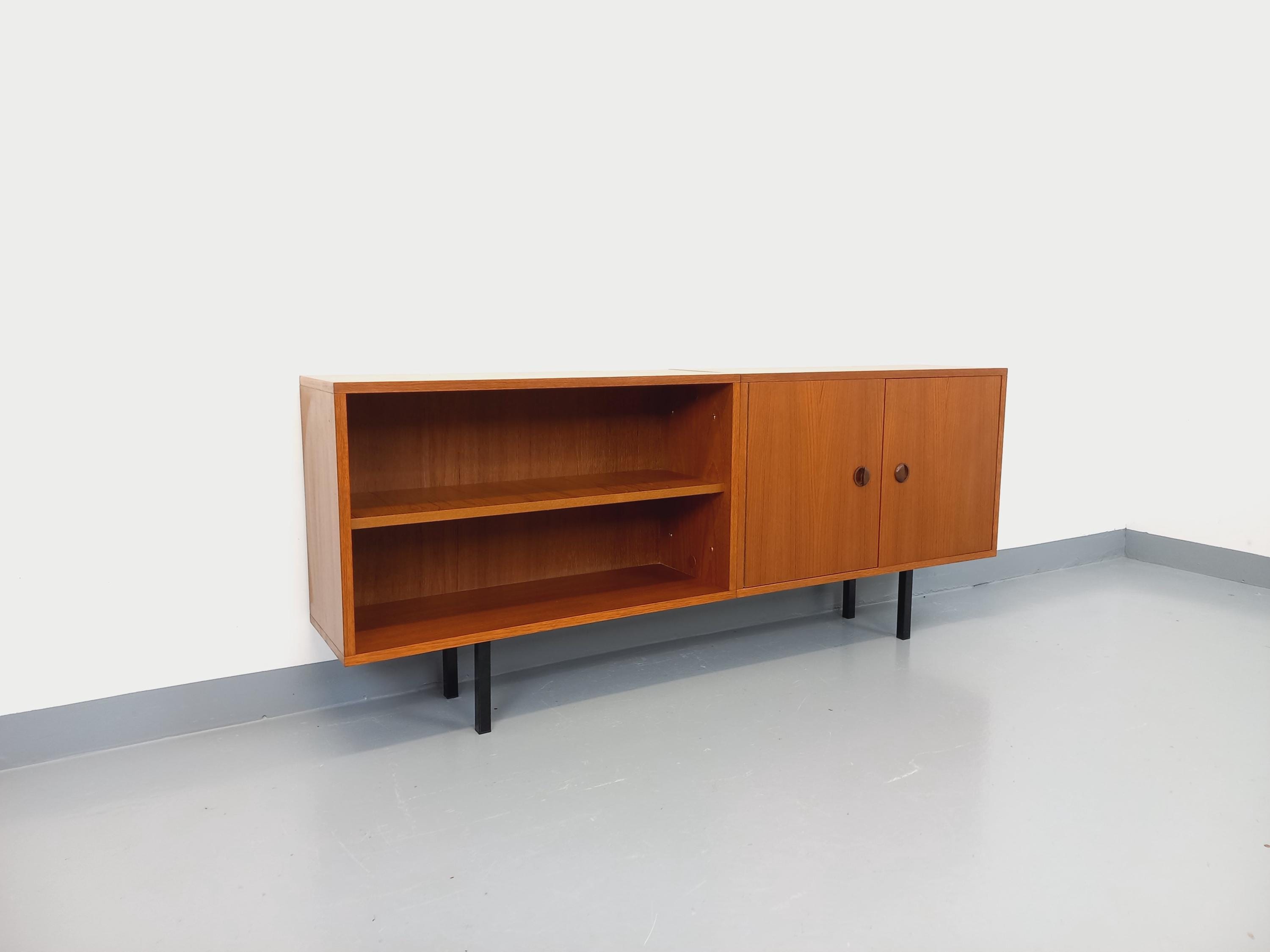 Enfilade Meuble De Rangement Bibliothèque Vintage Style Scandinave Moderniste En Teck Et Métal Noir Des Années 60