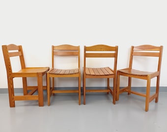 Suite de 4 chaises vintage en pin des années 70