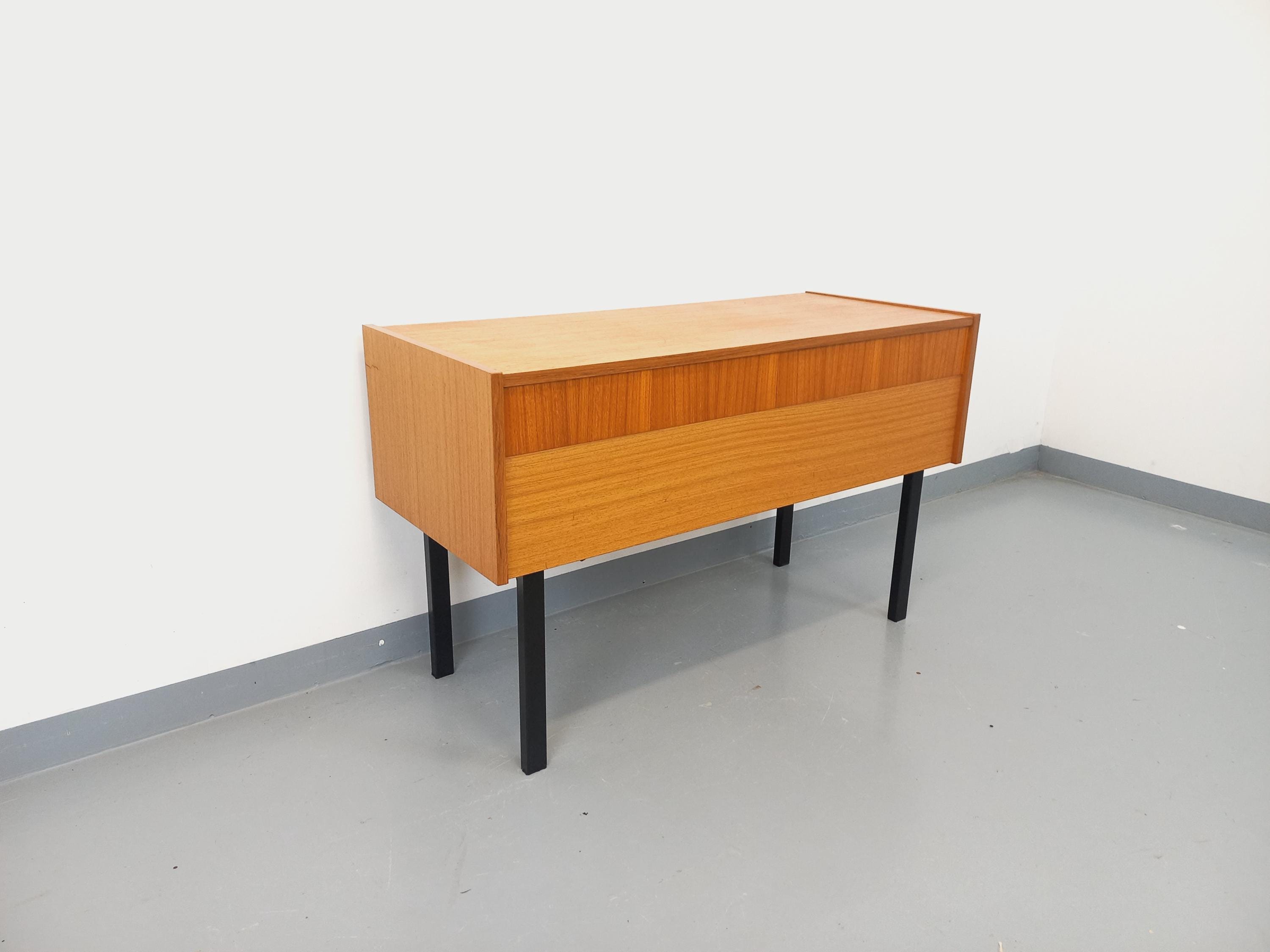 Meuble De Rangement/Coffre Sur Pieds Vintage En Teck Et Métal Noir Des Années 70