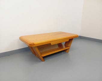 Vintage brutalistische rechthoekige salontafel van massief iepenhout met lade uit de jaren 70.