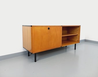 Aparador modernista vintage ARP Minvielle de Guariche Mortier Motte en madera clara y metal negro de los años 60