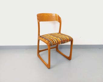 Silla trineo vintage de la marca Baumann, fabricada en madera y tela de lana en la década de 1970.