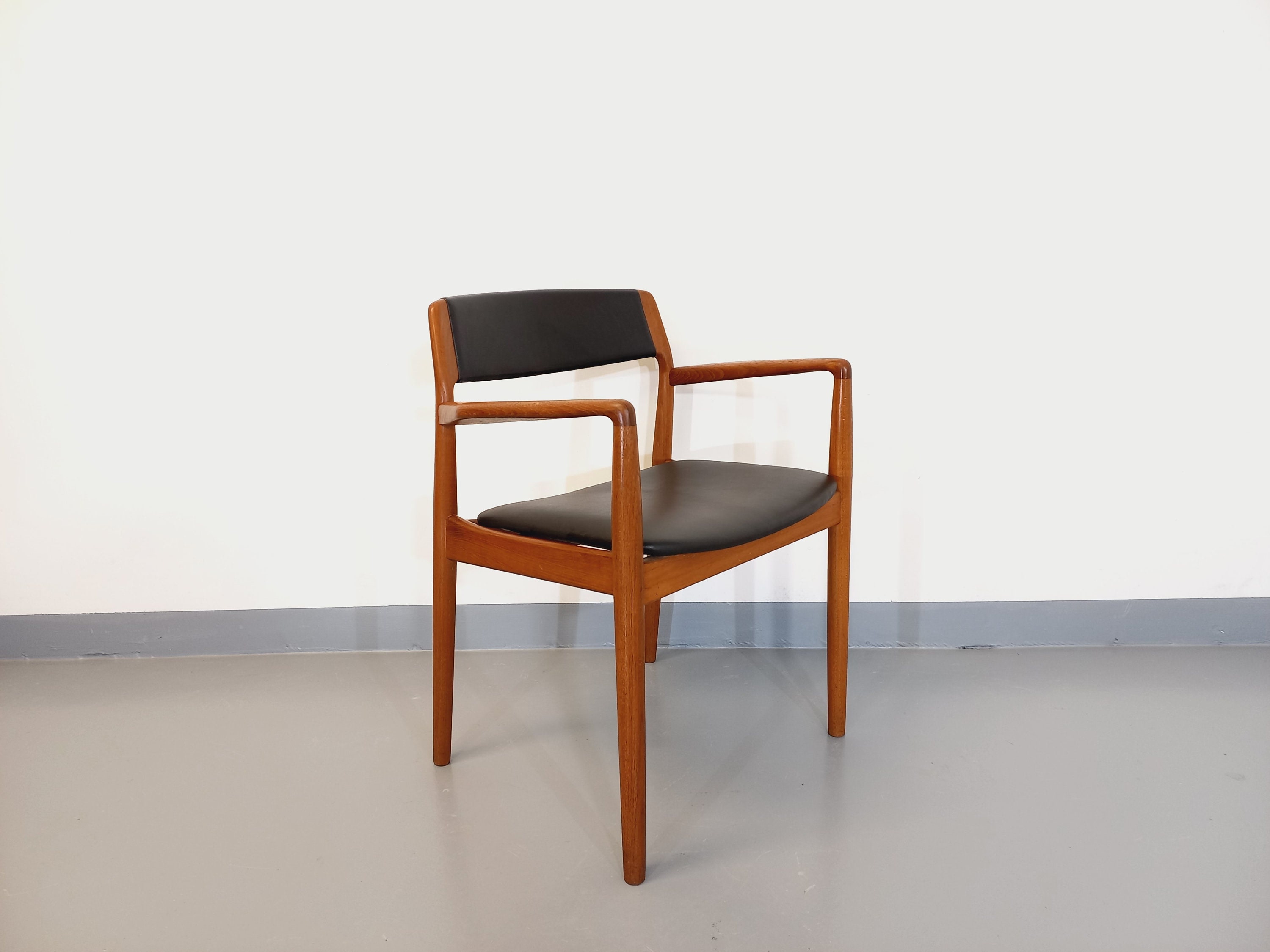 Fauteuil Scandinave Vintage Style Danois Niels Otto Møller En Teck Et Skai Noir Des Années 60