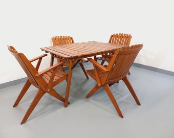 Vintage-Gartenmöbel bestehend aus einem Tisch und 4 Holzstühlen aus den 60er Jahren