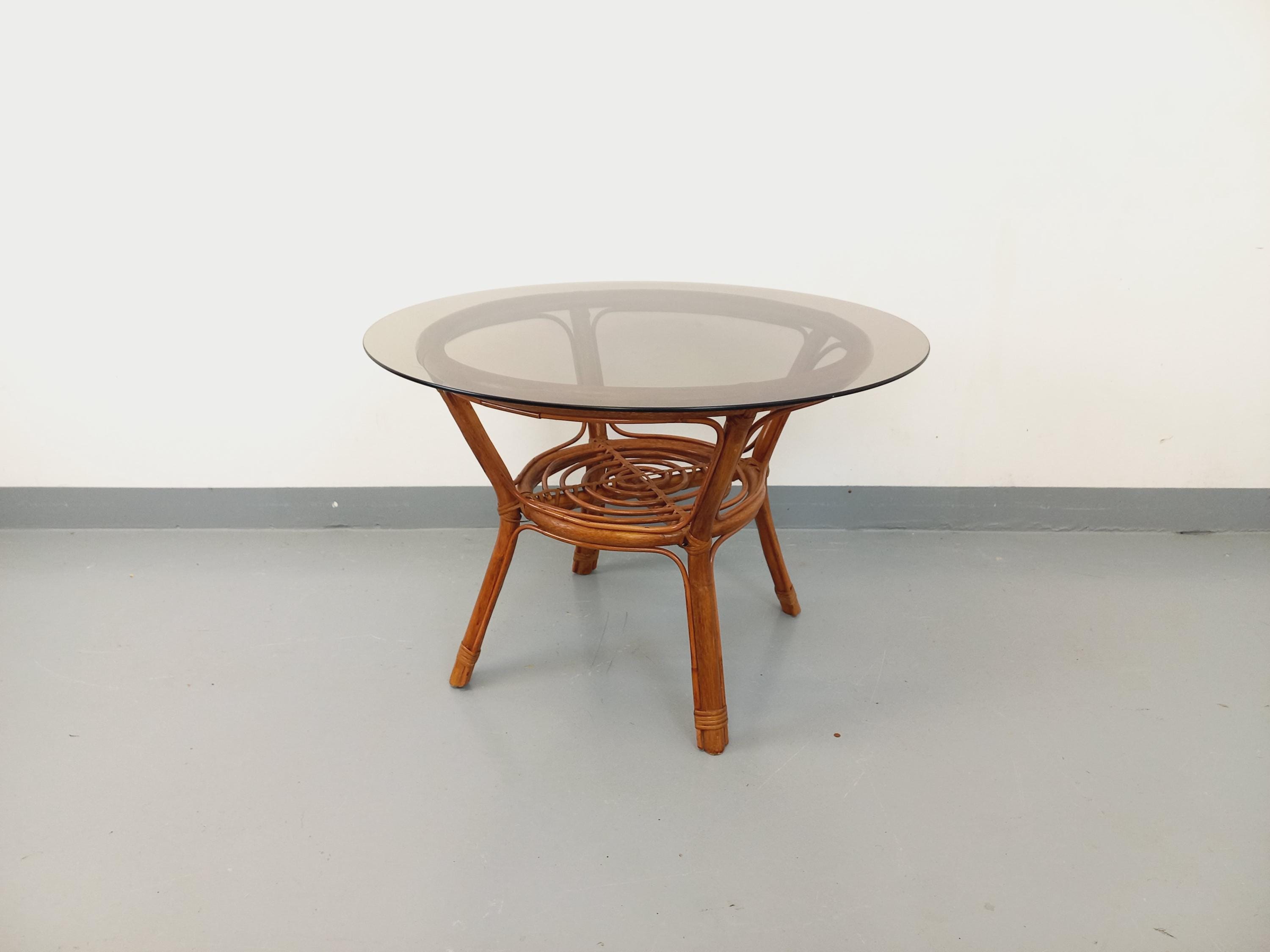 Table Basse Ronde Vintage En Verre Fumé Et Rotin Des Années 70