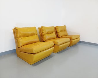 Suite de 3 fauteuils chauffeuses Roche Bobois vintage en cuir jaune moutarde des années 70