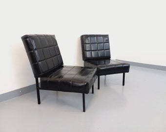 Suite de 2 fauteuils chauffeuses modernistes vintage en skai et métal des années 60