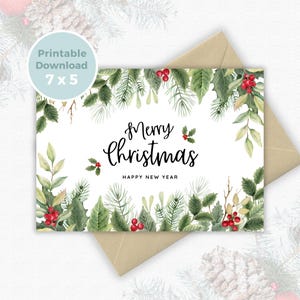 以下が含まれることがあります： 水彩デザインのクリスマスカード。カードには、黒い筆記体で「Merry Christmas」と「Happy New Year」の文字が書かれています。カードは、緑の葉、赤いベリー、松の葉で飾られています。カードのサイズは17.78 x 12.7 cmです。