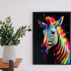 Peut inclure: Une peinture abstraite colorée d'une tête de zèbre sur fond noir. Les rayures du zèbre sont peintes dans des couleurs vives, notamment le bleu, le vert, le jaune, l'orange et le rose.