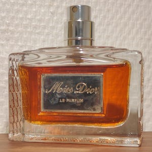 Extrait de Parfum Le Parfum Miss Dior de Christian Dior 75 ml. Étiquette. Bouchon manquant. Plein à 95%, soit 70 ml environ