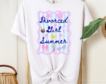 Può includere: T-shirt bianco con la scritta "Divorced Girl Summer" in blu, con illustrazioni a tema estivo. La grafica include fiori rosa, un sole e infradito. La maglietta è annodata in vita.