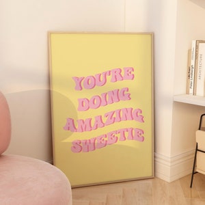 Lo estás haciendo increíble, cariño, impresión rosa y amarilla, impresión estética preppy, decoración de habitación femenina, arte de pared amarillo y rosa, decoración de habitación de niñas