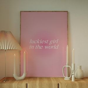 Decoración de pared rosa con la chica más afortunada del mundo, decoración de habitación de niñas, impresiones rosas para decoración de pared de dormitorio, arte de pared universitario rosa, póster de chica afortunada rosa