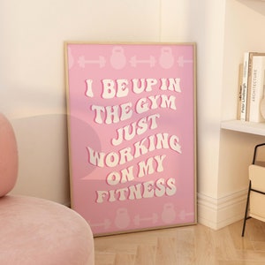 Estoy en el gimnasio trabajando en mi estado físico Póster Arte de pared de chica de gimnasio rosa Decoración de habitación de chica de gimnasio rosa Ideas de regalo de chica de gimnasio rosa